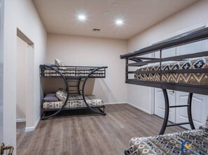 8 dormitorios, tabla de planchar con plancha, cuna de viaje