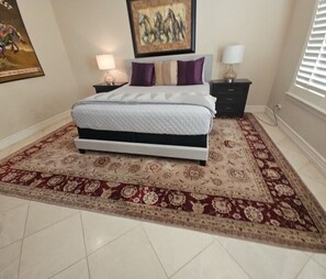 8 dormitorios, tabla de planchar con plancha, cuna de viaje