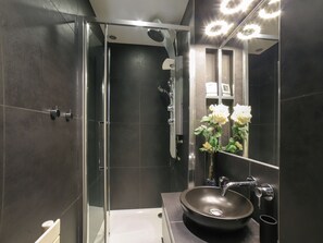 Shower, hair dryer, towels