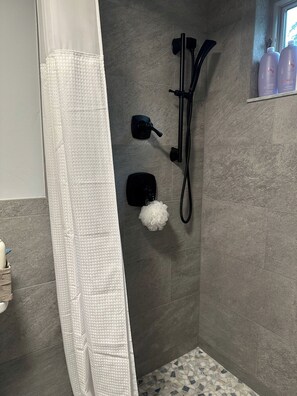 Bañera con ducha, secador de pelo, toallas, jabón