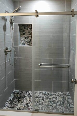 Dusche, Haartrockner, Handtücher, Seife