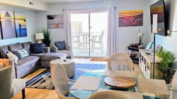 Smart TV, caminetto, tavolo da ping pong