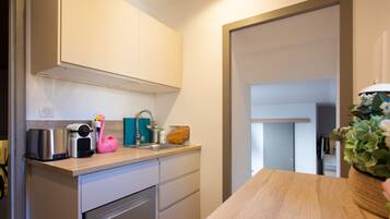 Een koelkast, een microgolfoven, een oven, een vaatwasser