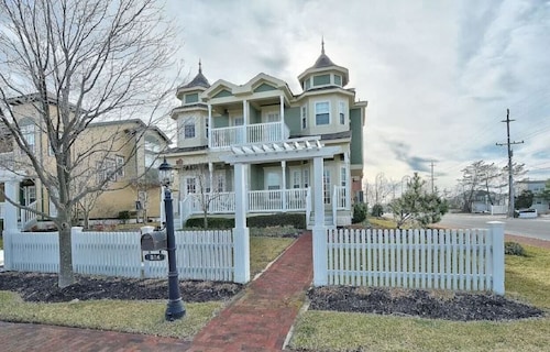 CHARMING HOME IN HEART OF BEACH HAVEN LBI!