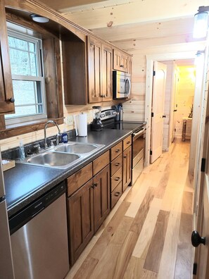 Fridge, microwave, oven, stovetop - Cozy cabin with hot tub and fire pit in the heart of hocking hills (Rockbridge)