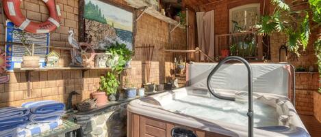 Outdoor spa tub