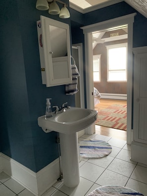 Duschwanne, Whirlpool, Haartrockner, Handtücher