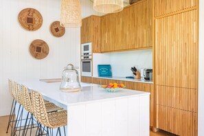 Refrigerador, lavavajillas, cafetera y tetera y utensilios de cocina