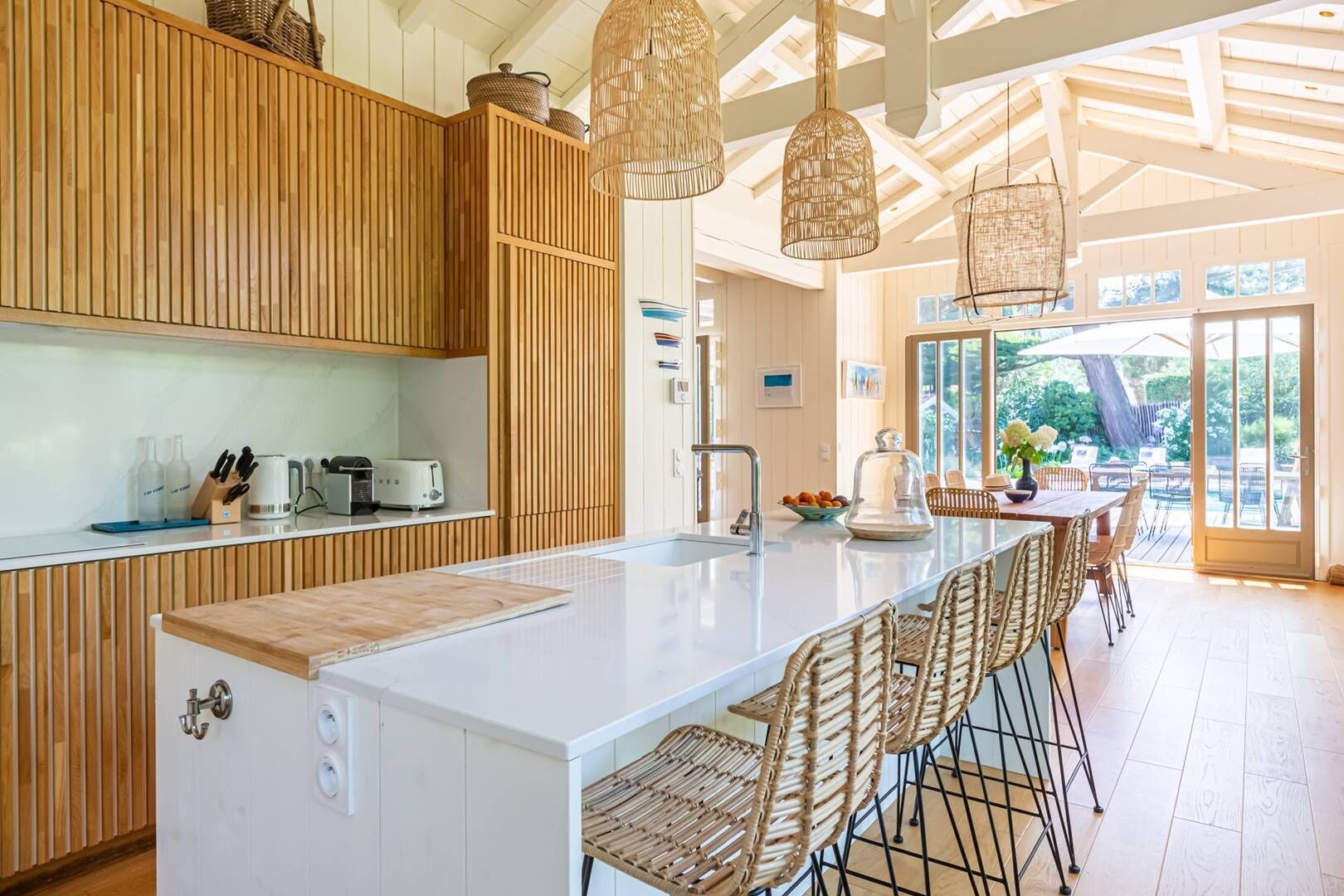 Refrigerador, lavavajillas, cafetera y tetera y utensilios de cocina 