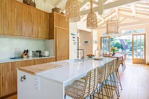 Refrigerador, lavavajillas, cafetera y tetera y utensilios de cocina