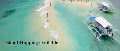 Playa en los alrededores, camastros y toallas de playa
