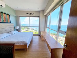 2 عدّة غرف نوم وخزنة داخل الغرفة ومكتب ومكواة/لوح كي