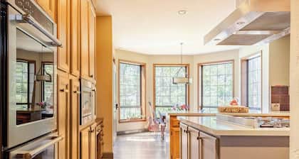 Gorgeous Napa estate 15 mins to St Helena surrounded by vineyards. Permit 138485