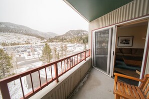 A balcony with a view of a parking lot and snow-covered landscape. - Silver Mill 8262 (Keystone)
