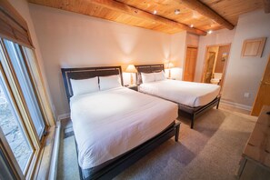 3 bedrooms, in-room safe, individually decorated, individually furnished - Chateaux Dumont 2709 (Keystone)