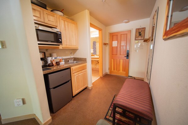 Studio, 1 Queen Bed with Sofa bed (Gateway Lodge 5024) | Private kitchenette