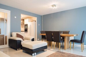 Living room - Fantastic Spacious 4 Bedroom House (London)