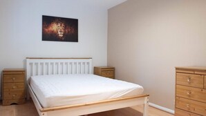 Unclassified image, 5 of 15, button - Fantastic Spacious 4 Bedroom House (London)