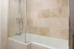 Maison, plusieurs lits | Salle de bain | Serviettes fournies, savon, shampoing, papier toilette