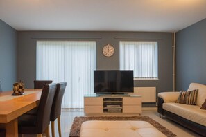 Basic House, Multiple Beds | Living room
