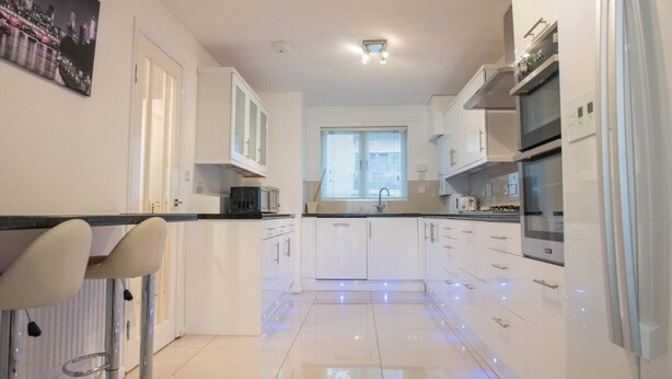 Unclassified image, 1 of 15, button - Fantastic Spacious 4 Bedroom House (London)