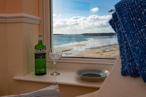 Apartment, Accessible - 7 South Beach Court - Sea Front Apartment With Spectacular Sea Views (Tenby)