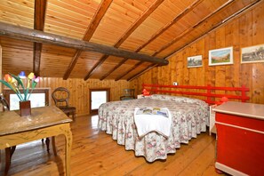 Family House, 3 Bedrooms, Balcony, Mountainside (Casa Busso)