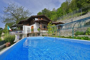 Piscina stagionale all'aperto, una piscina riscaldata