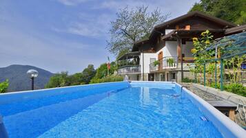 Kolam renang outdoor musiman dan sebuah kolam renang air hangat