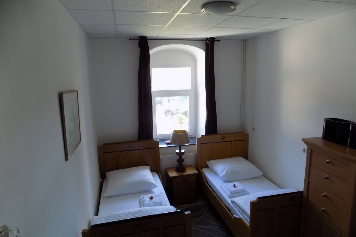 Chambre Standard avec lits jumeaux, salle de bains privée, vue jardin | Intérieur