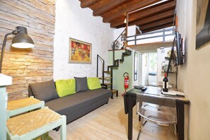 Honeymoon Studio (Casina Magnoli) | Living area | 21-inch flat-screen TV with cable channels, TV, books - Casina Magnoli (Florence)
