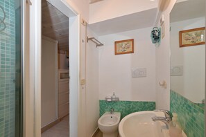Honeymoon Studio (Casina Magnoli) | Bathroom | Shower, bidet, towels, soap
