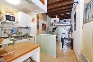 Honeymoon Studio (Casina Magnoli) | Private kitchen | Fridge, stovetop, coffee/tea maker, toaster - Casina Magnoli (Florence)