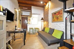 ฮันนีมูนสตูดิโอ (Casina Magnoli) | บริเวณนั่งเล่น | ทีวีจอแบน 21 นิ้ว พร้อมช่องเคเบิล, ทีวี, หนังสือ