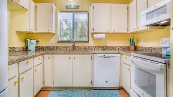 House, 4 Bedrooms | Private kitchen