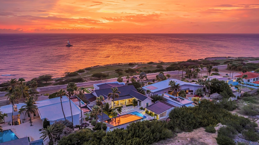 Massive Oceanfront Villa - Spa - Sauna - Gameroom - Malmok!