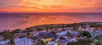 Massive Oceanfront Villa - Spa - Sauna - Gameroom - Malmok!