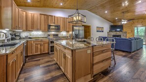 House, 3 Bedrooms | Private kitchen