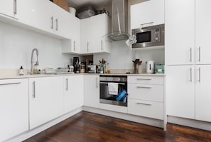 Private kitchen - Supreme Hampstead Home Next to Hampstead Heath by Underthedoormat (London)