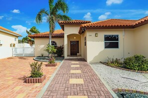 House (3 Bedrooms) | Property amenity - Stylish Villa, Private Pool, Bbq, Privacy (Noord)