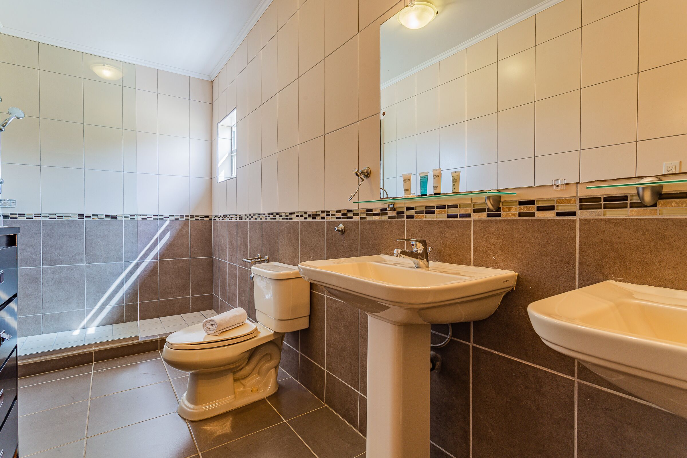 Ein Badezimmer mit Toilette, Waschbecken und Dusche.