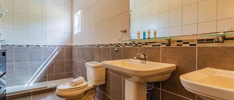 Ein Badezimmer mit Toilette, Waschbecken und Dusche.