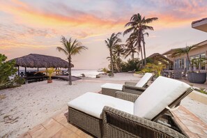 Villa (4 Bedrooms) | Property amenity - Private Beach Ocean Front Boat Dock Tiki Bar (Savaneta)