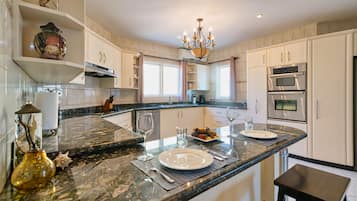 Vila (4 Bedrooms) | Dapur pribadi | Microwave, oven, kompor, dan mesin pembuat kopi/teh