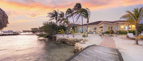 Villa (4 Bedrooms) | Front of property