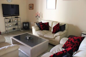 Huoneisto | Olohuone | 30–tuumainen televisio, jossa kaapelikanavat