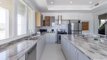 Vila (6 Bedrooms) | Cozinha privada | Micro-ondas, fogão, cooktop, cafeteira/chaleira