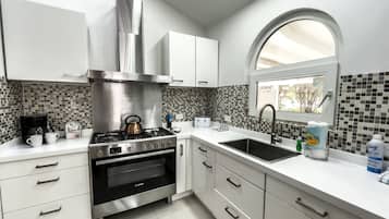 Maison (4 Bedrooms) | Cuisine privée | Micro-ondes, four, plaque de cuisson, cafetière/bouilloire