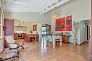 منزل (4 Bedrooms) | وسائل الراحة في المنشأة