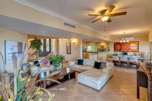 Vila (4 Bedrooms) | Área de estar | TV